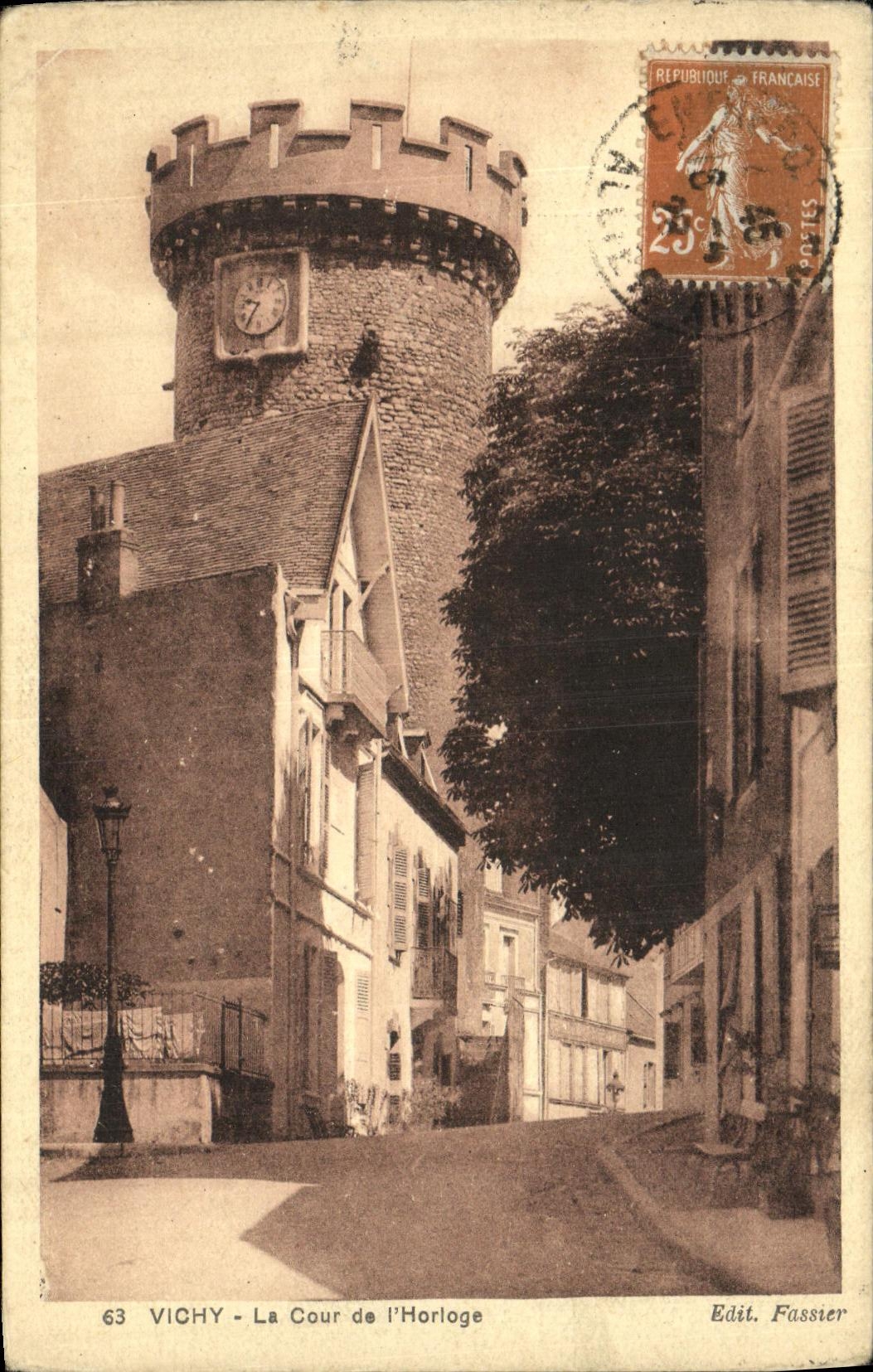 CPA Vichy La Cour de l Horloge