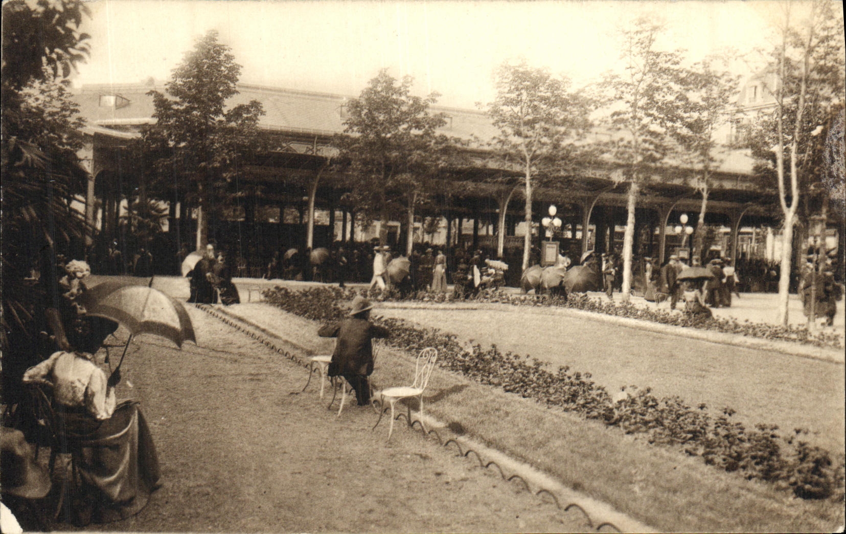 Vichy — Parc et Palais des Sources — Carte Postale de Luxe n°184