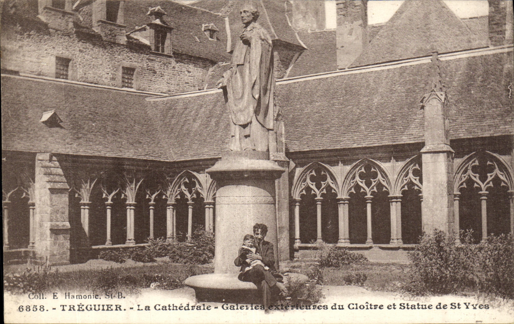 CPA Treguier La Cathedrale Galeries exterieures di Gloitre et Statue de St Yres