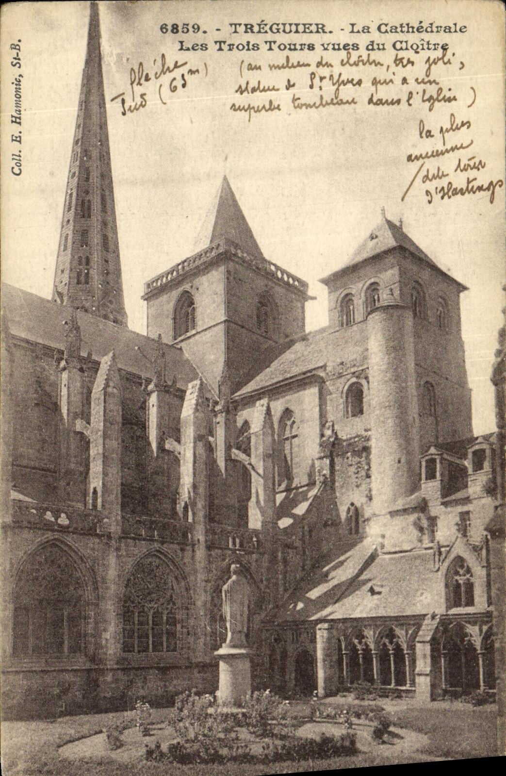 CPA Treguier La Cathedrale Les Trois Tours vues du Cloitre