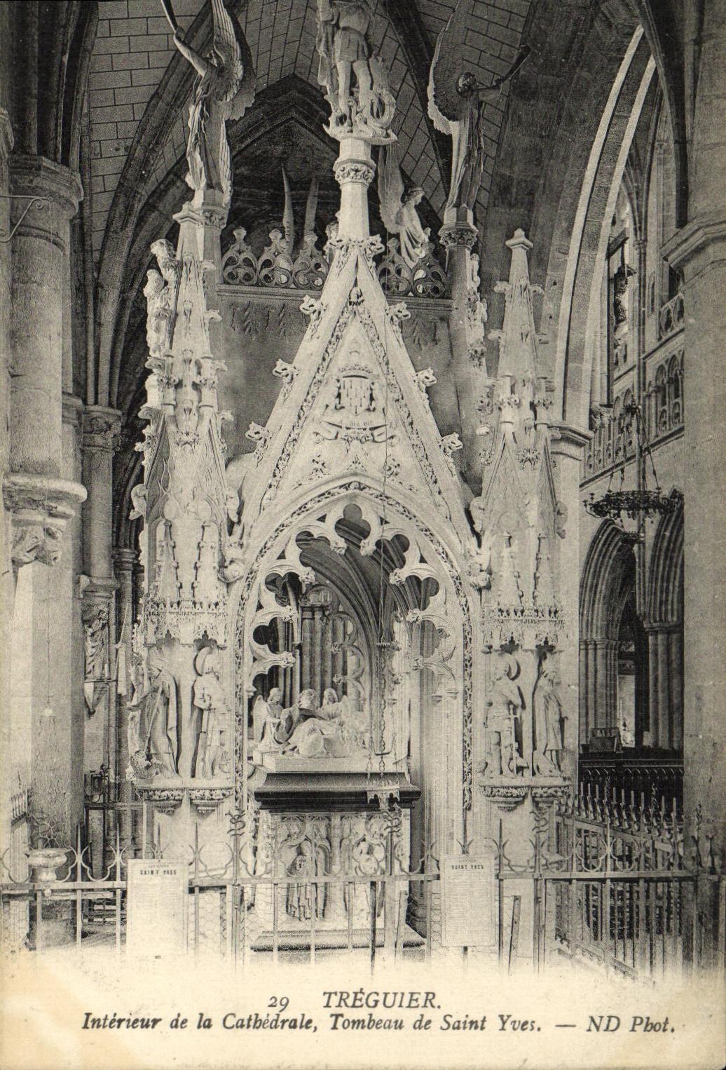 Intérieur de la Cathédrale, Tombeau de Saint Yves — Tréguier