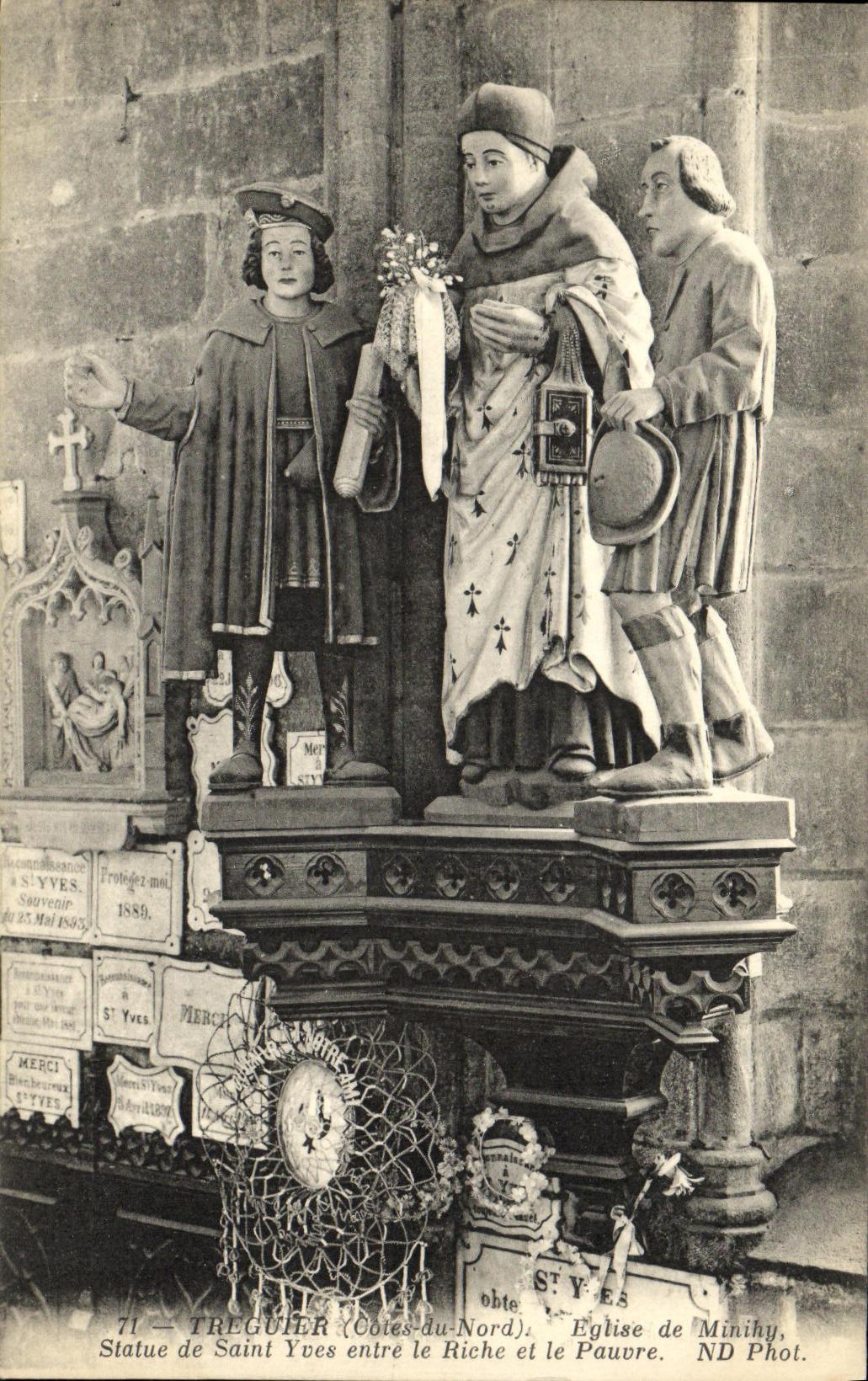 TREGUIER (Côtes-du-Nord) — Statue de Saint Yves entre le Riche et le Pauvre — ND Phot.