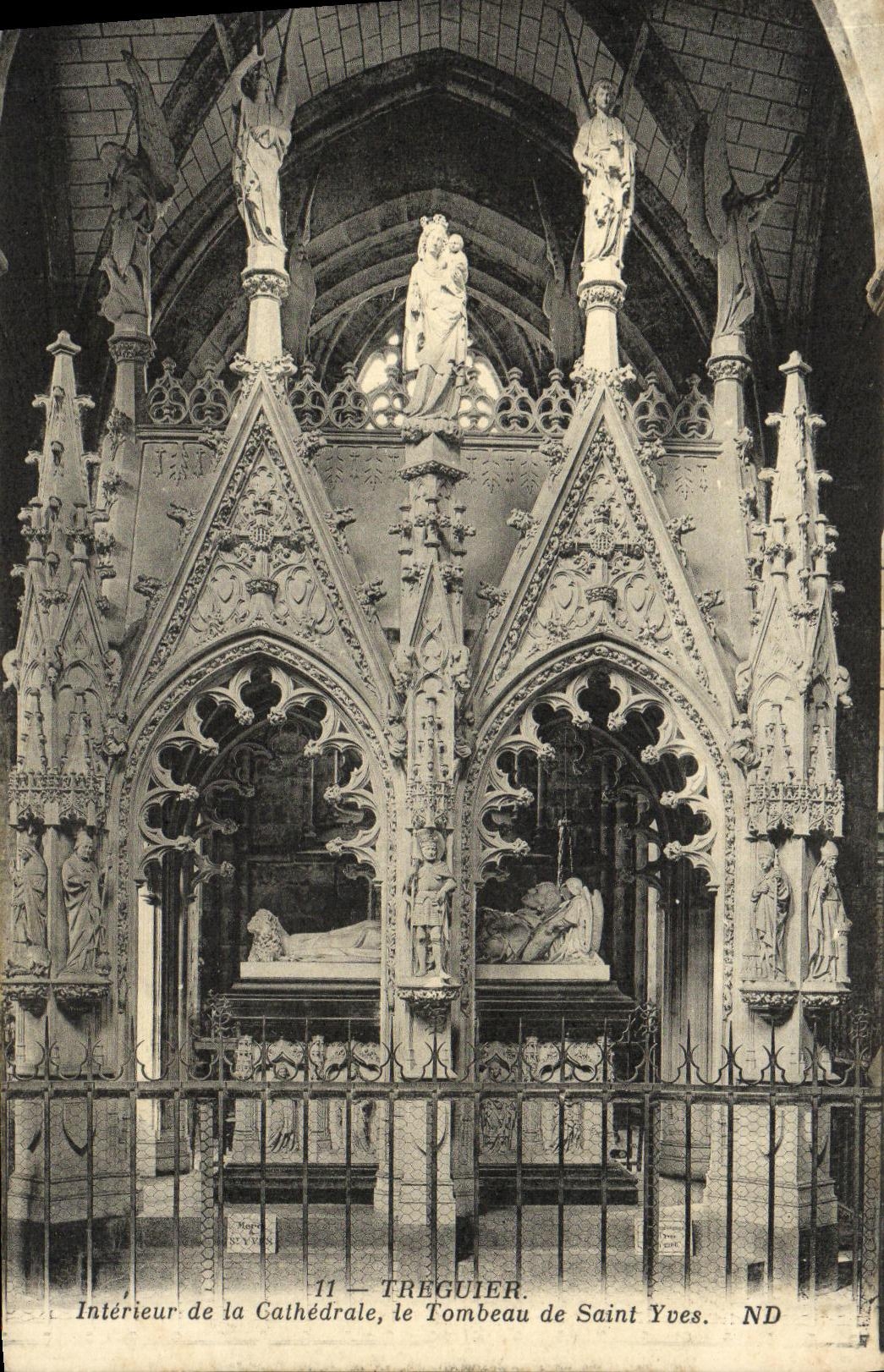 Treguier — Intérieur de la Cathédrale, le Tombeau de Saint Yves — ND