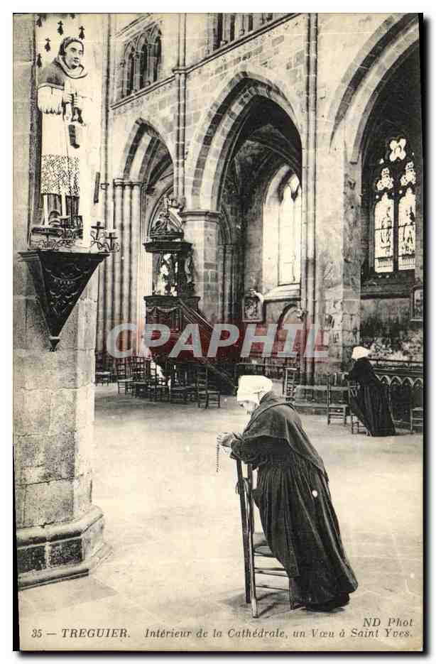 CPA Treguier Interieur de la Cathedrale un Voeu a Saint Yves Femmes