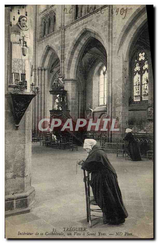 CPA Treguier Interieur de la Cathedrale un Voeu a Saint Yves Femmes Folklore