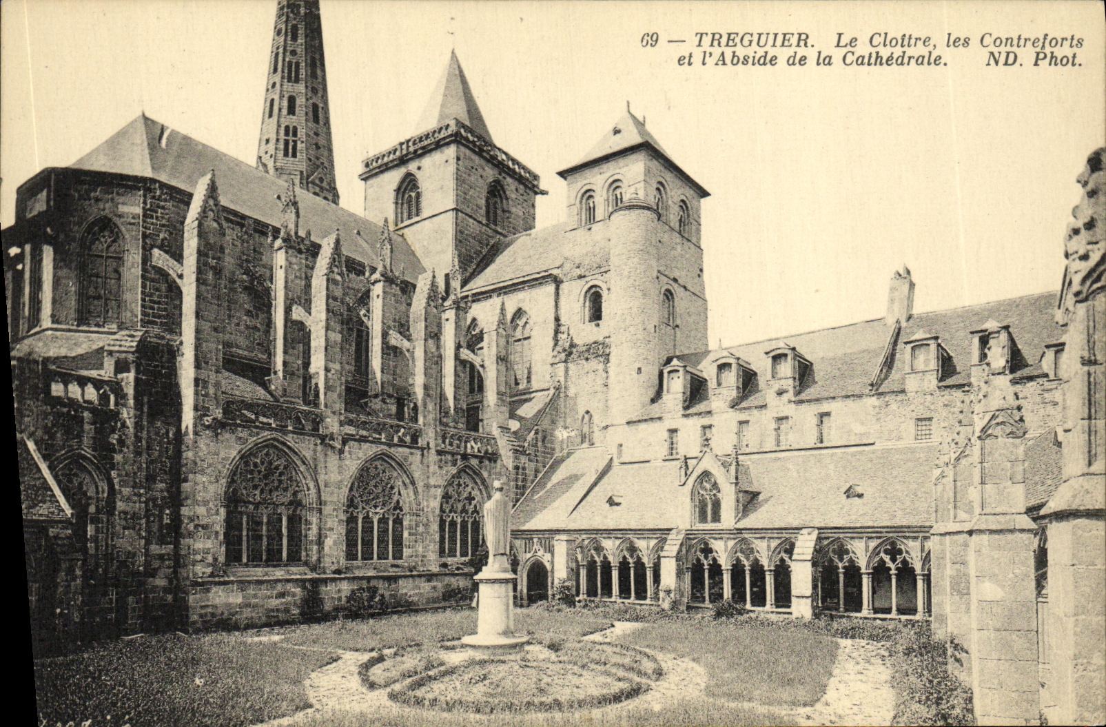 Treguier — Le Cloître, les Contreforts et l'Abside de la Cathédrale — ND. Phot.