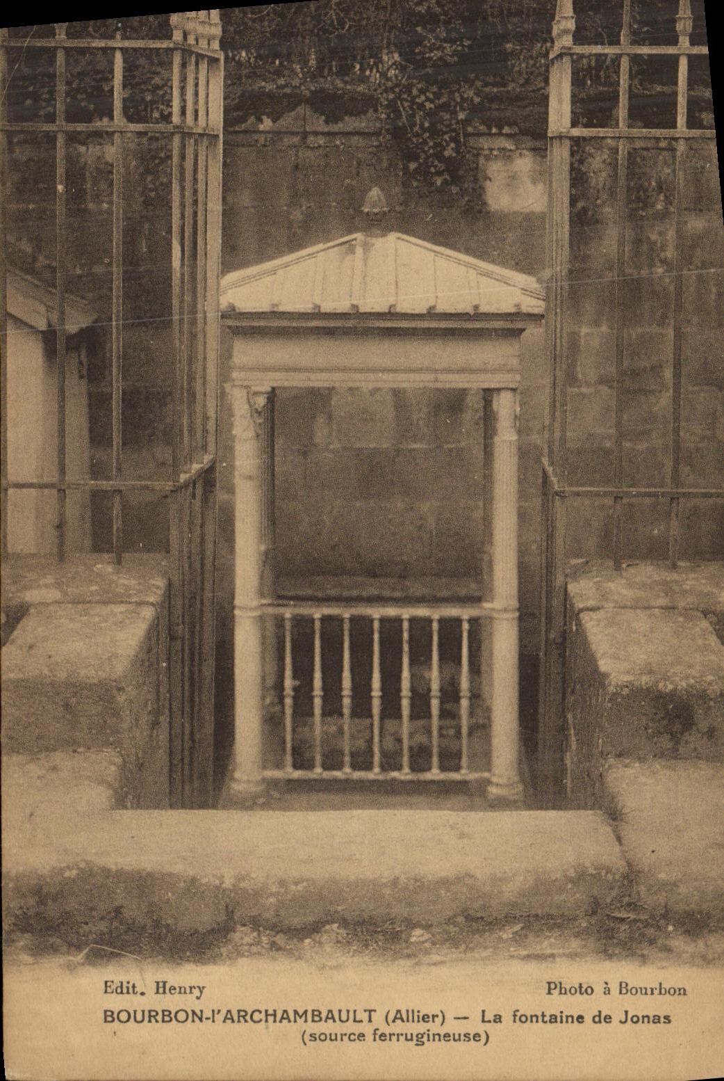 CPA Bourbon l Archambault La fontaine de Jonas Source ferrugineuse