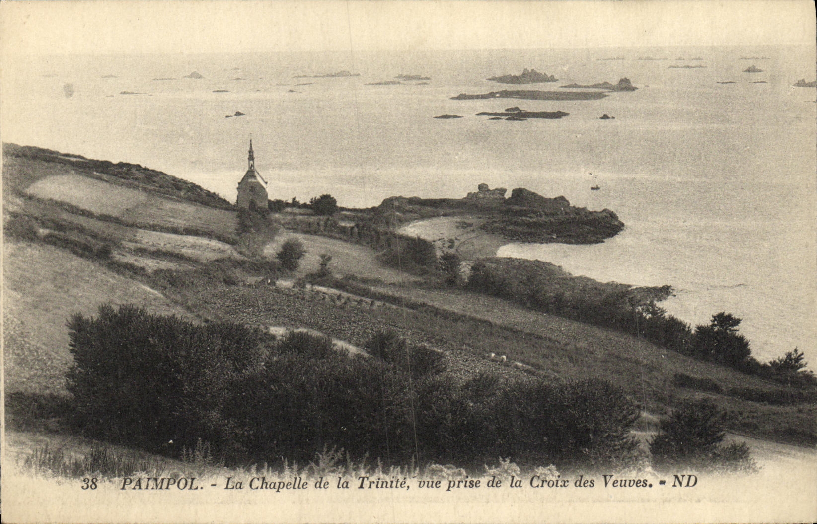 Paimpol - La Chapelle de la Trinité, vue prise de la Croix des Veuves - ND