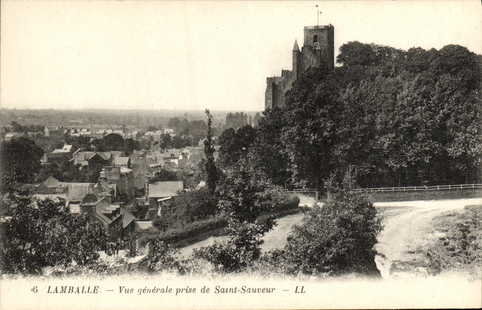 Lamballe — Vue générale prise de Saint-Sauveur — LL