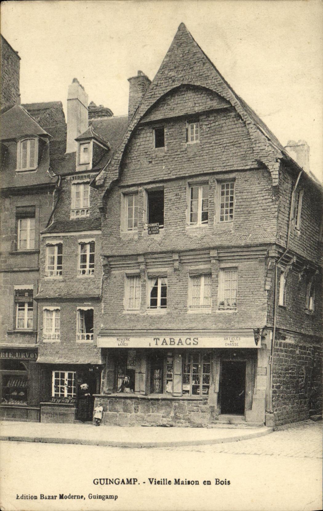 CPA Guingamp Vieille Maison en Bois Tabacs