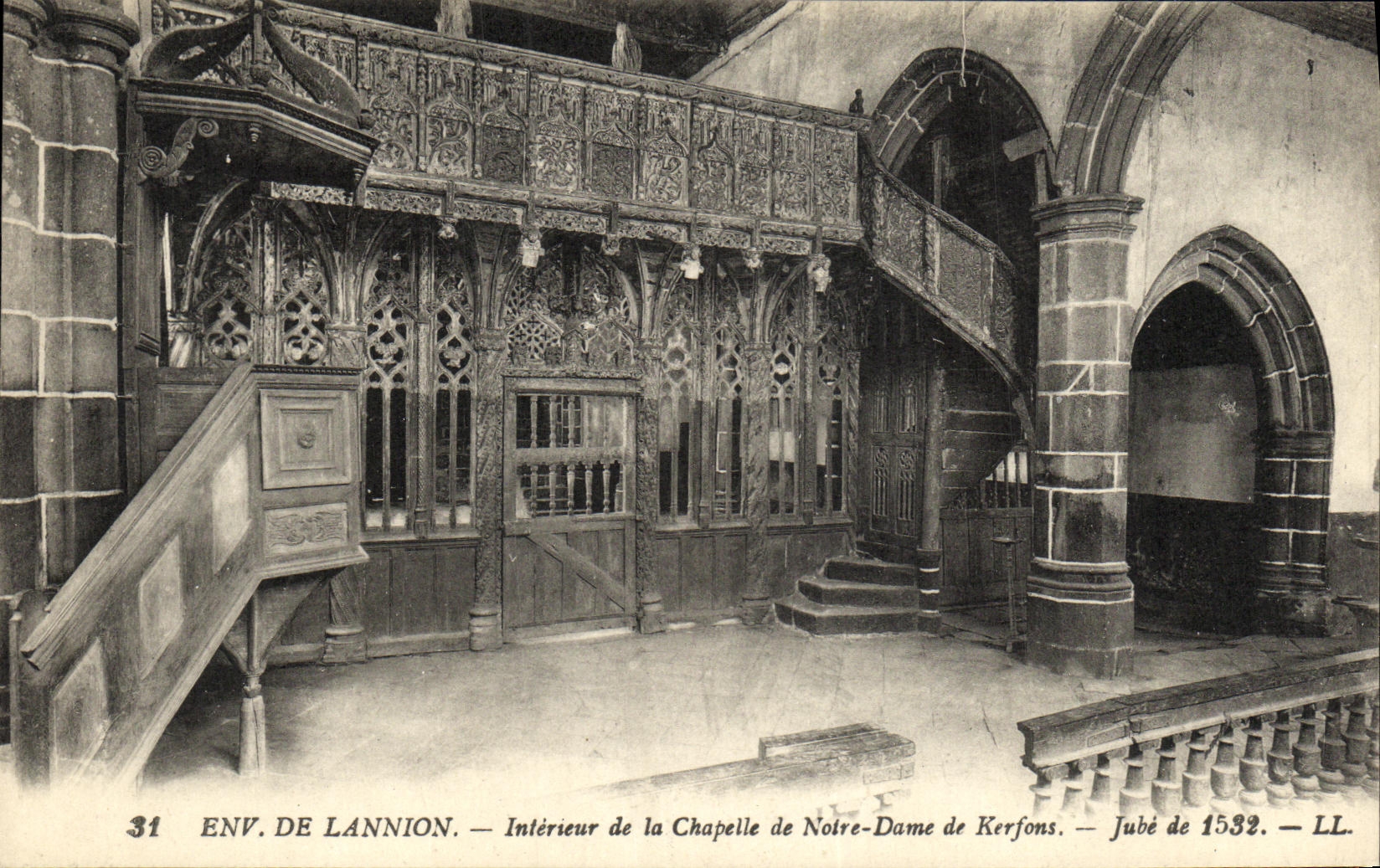 CPA Env de Lannion Interieur de la Chapelle de Notre Dame de Kerfons Jube de 