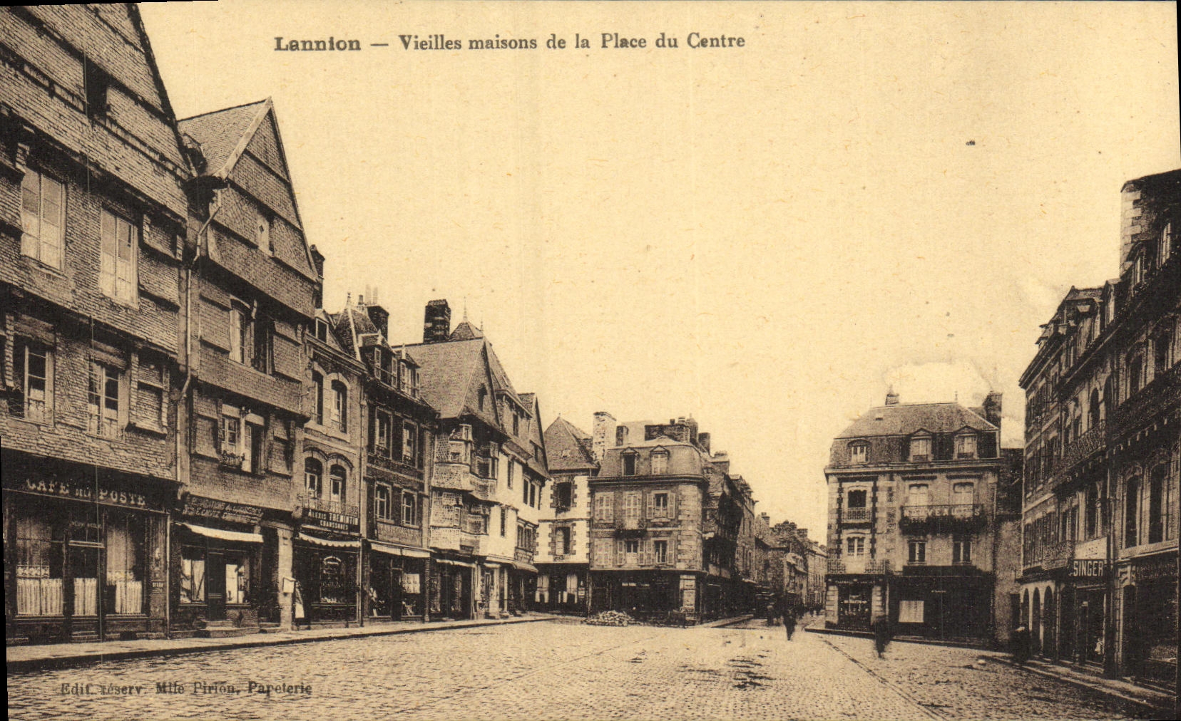 Lannion — Vieilles maisons de la Place du Centre — Edit. Mille Pirion, Papeterie