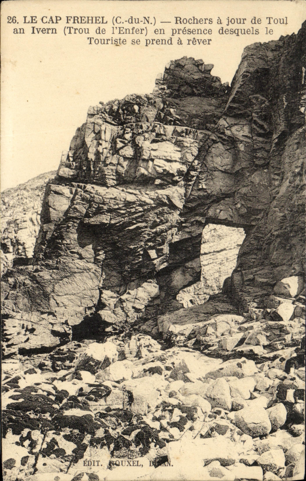 Le Cap Fréhel (C.-du-N.) — Rochers à jour de Toul an Ivern (Trou de l'Enfer) en présence desquels le Touriste se prend à rêver — Édit. Rouxel, Dijon