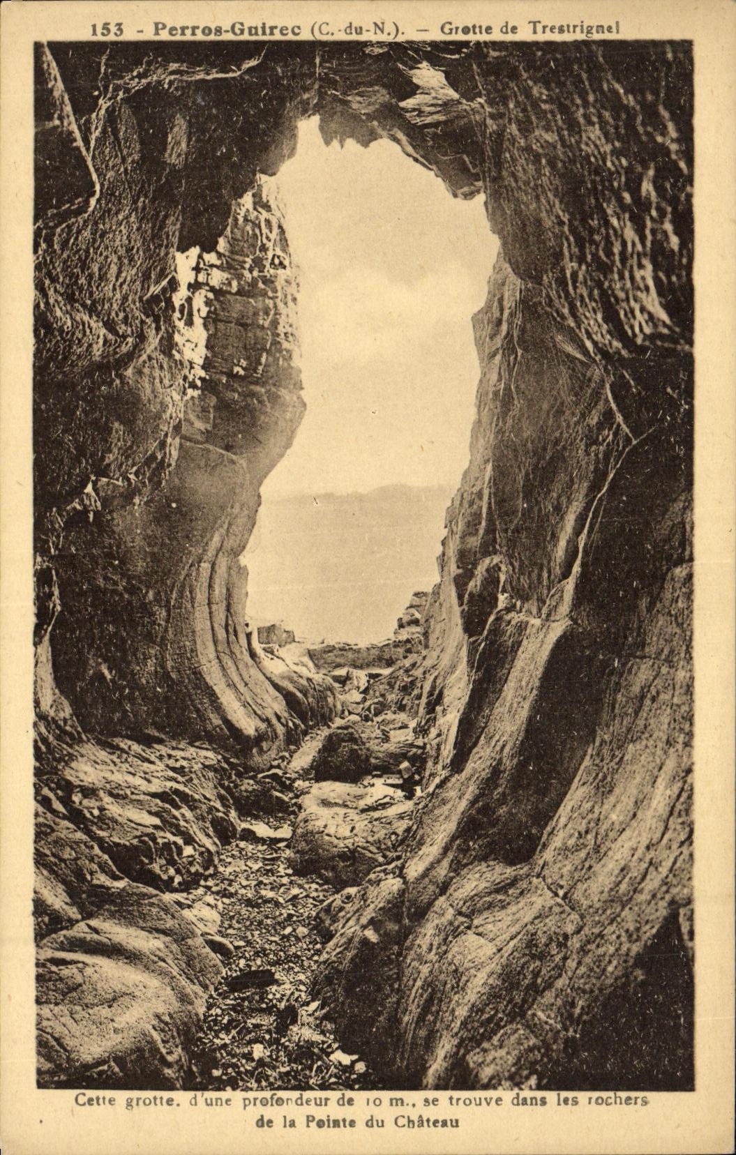 Perros-Guirec (C.-du-N.) — Grotte de Trestignel — Édition Gruffy, Place du Bourg