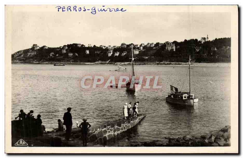 Perros-Guirec — Vue du port avec bateaux et promeneurs — Éditeur C.A.A.