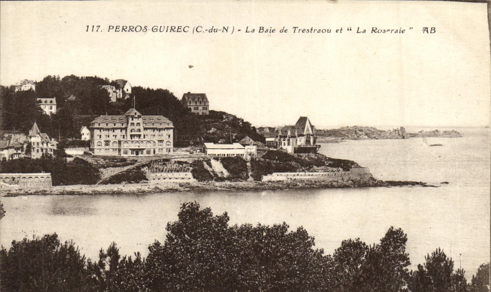 Perros-Guirec (C.-du-N) - La Baie de Trestraou et "La Roseraie"