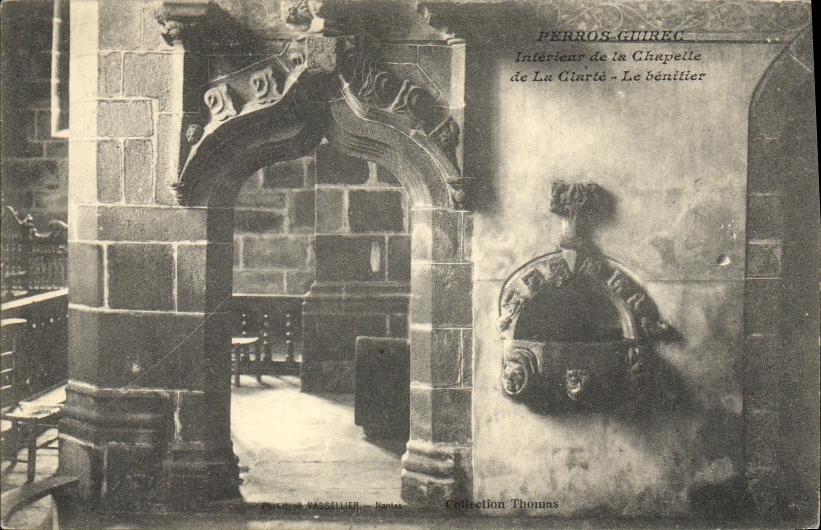 Intérieur de la Chapelle de La Clarté - Le bénitier — Phototypie VASSELLIER, Nantes