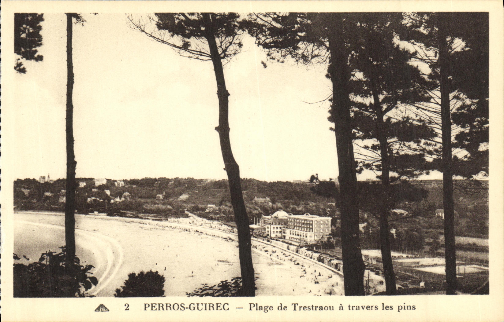 Perros-Guirec — Plage de Trestraou à travers les pins — C° des Arts Photomécaniques Strasbourg-Schiltigheim