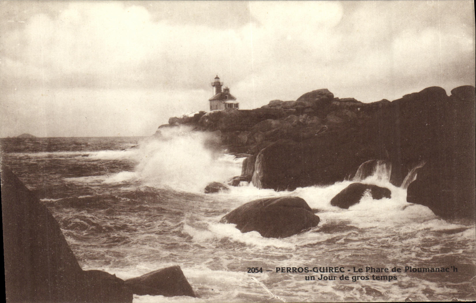 Ploumanac'h - Le Phare de Ploumanac'h — un Jour de gros temps — éditeur Perros-Guirec, n° 2054