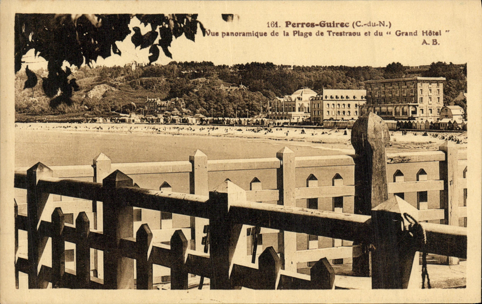 Perros-Guirec (C.-du-N.) — Vue panoramique de la Plage de Trestraou et du "Grand Hôtel" — A.B. n°181