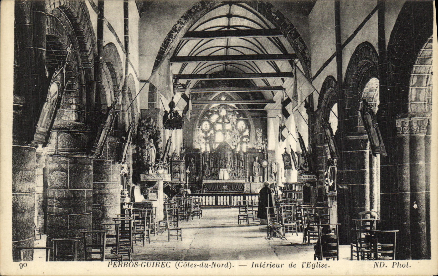 Pérrós-Guirec (Côtes-du-Nord) — Intérieur de l'Église — ND. Phot.