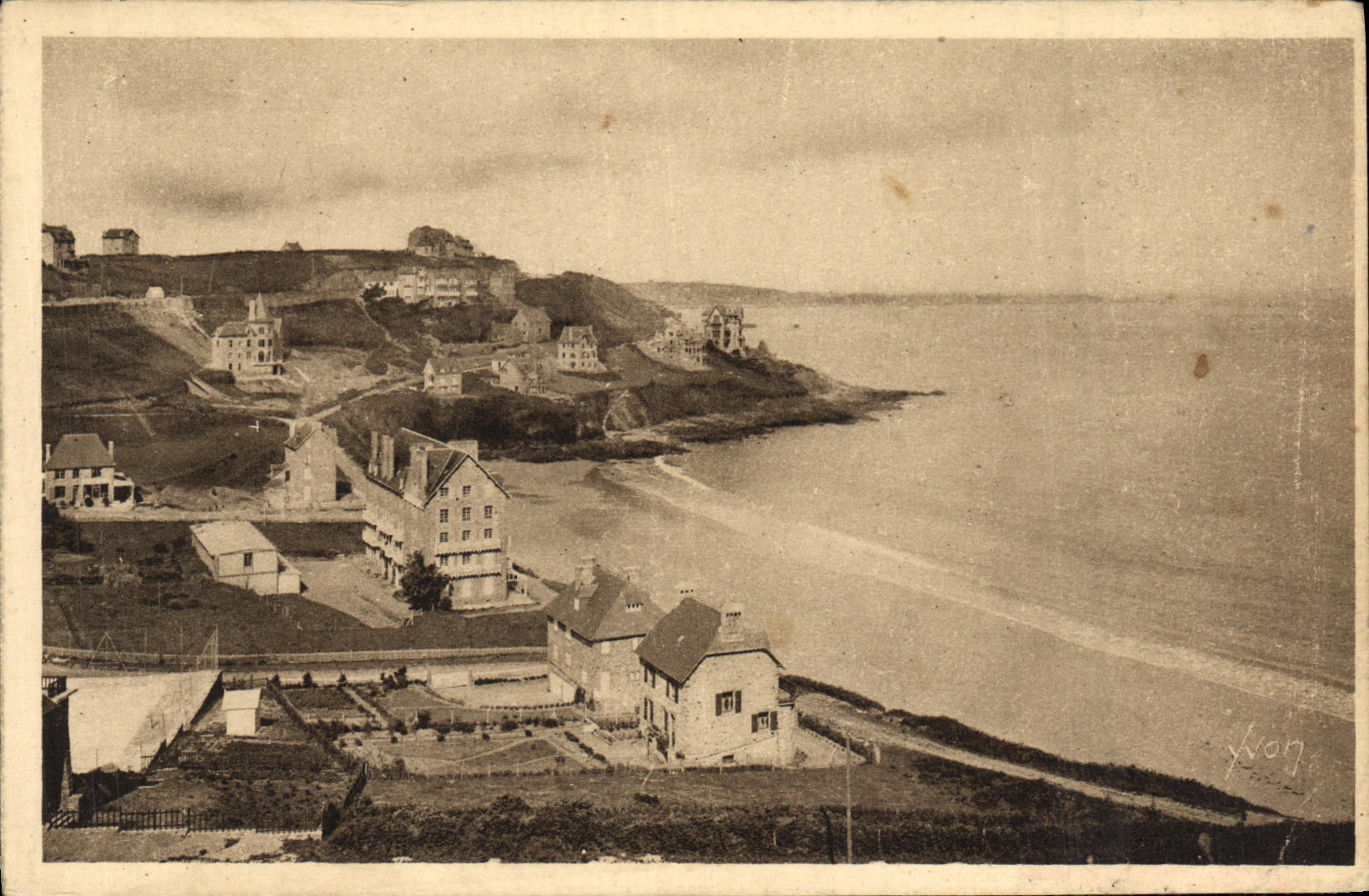 Côte de Granit — Perros-Guirec (C.-du-N.) — Vue générale de la plage et des falaises