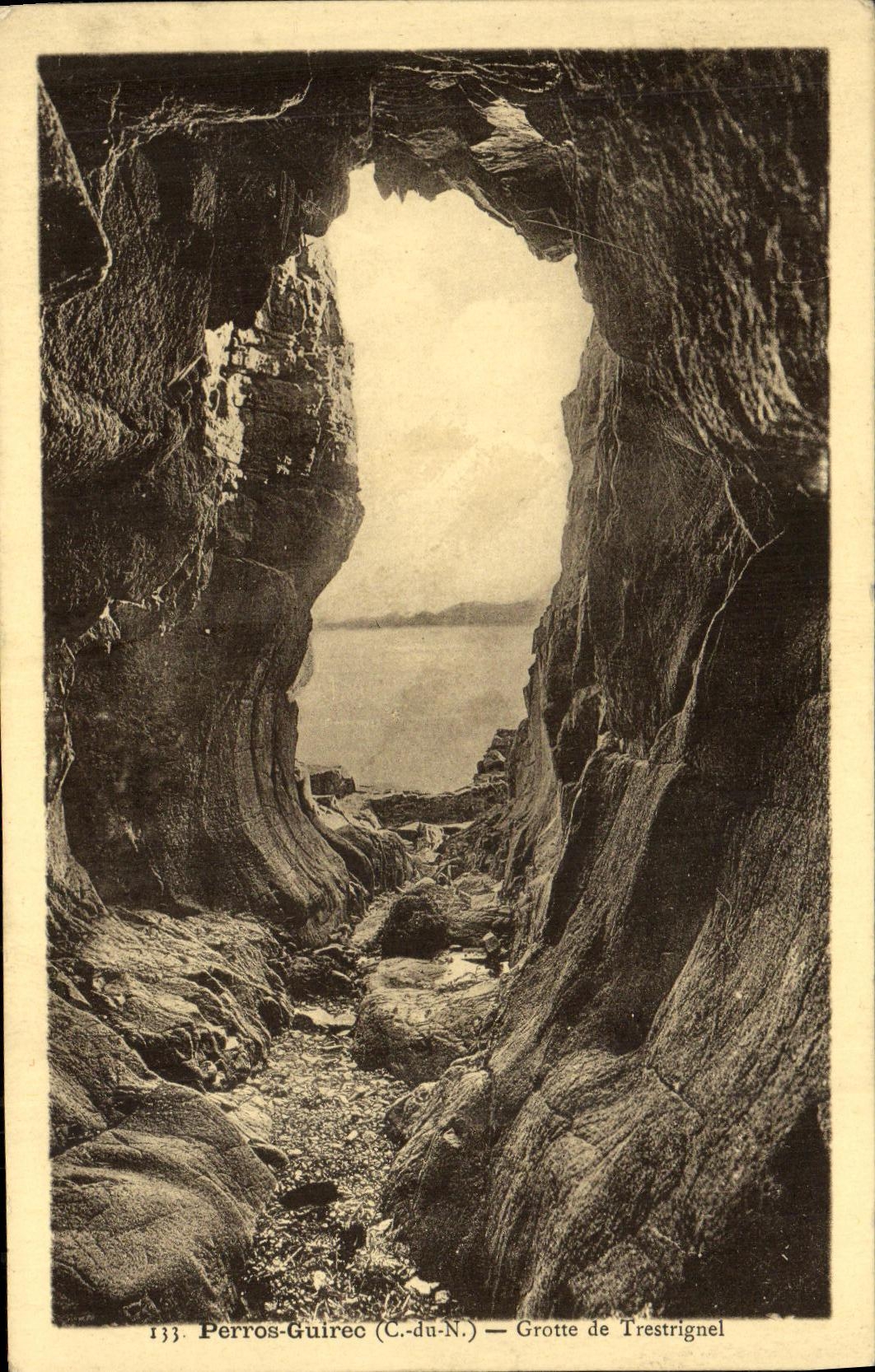 Perros-Guirec (C.-du-N.) — Grotte de Trestignel — Éd. Geoffroy, n°133