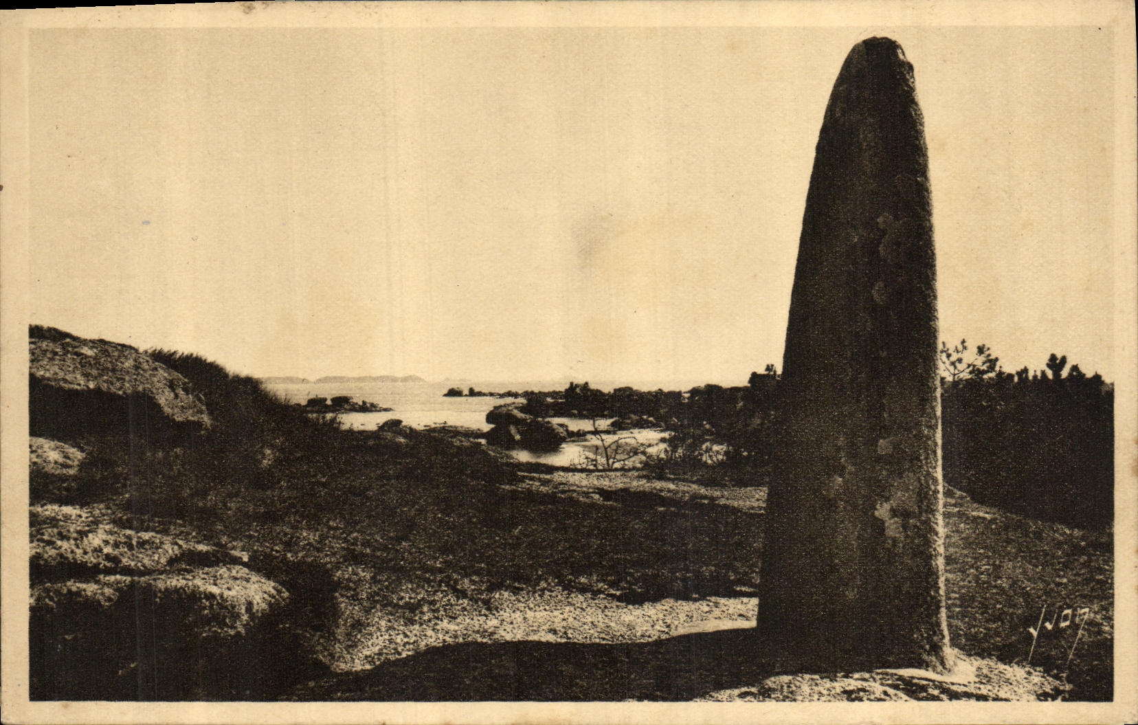 Tregastel (Côtes-du-Nord) — Le Menhir — Monument mégalithique élevé par les Celtes de l'époque primitive — Éditions d'Art YGNON, Paris