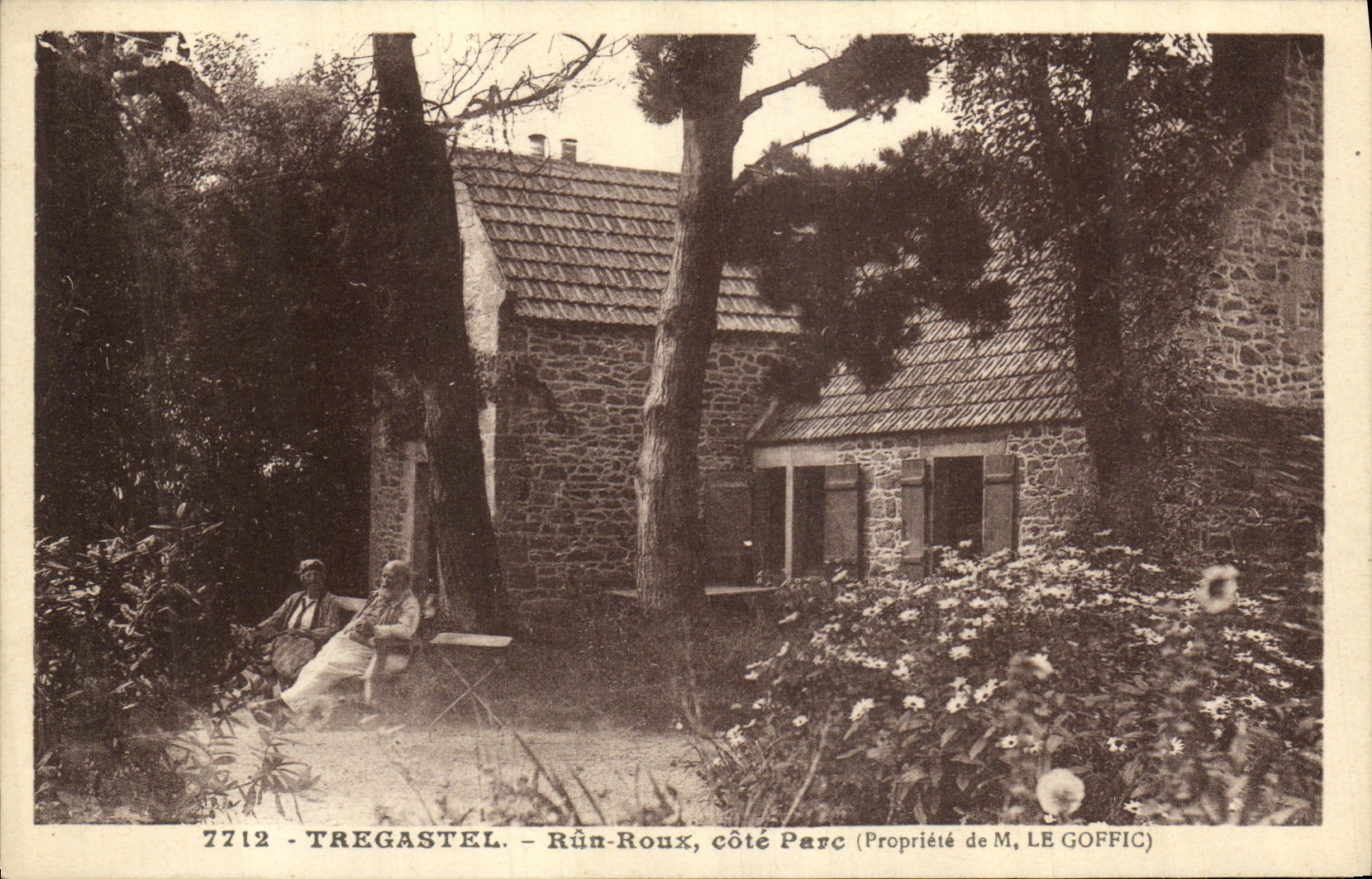 TREGASTEL - Rûn-Roux, côté Parc (Propriété de M. LE GOFFIC) — Éditeur : Art & E. Hamonic, n° 7712