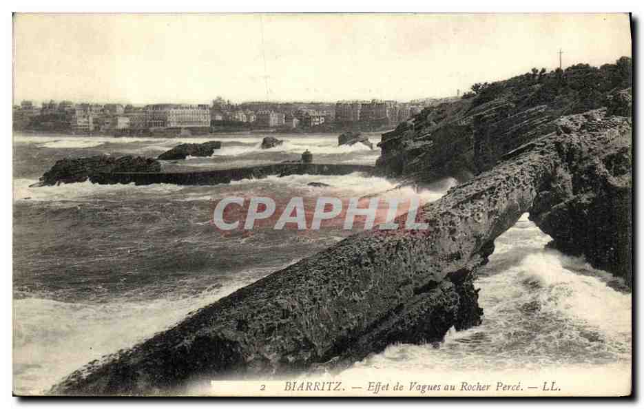 CPA Biarritz Effet de Vagues au Rocher Perce