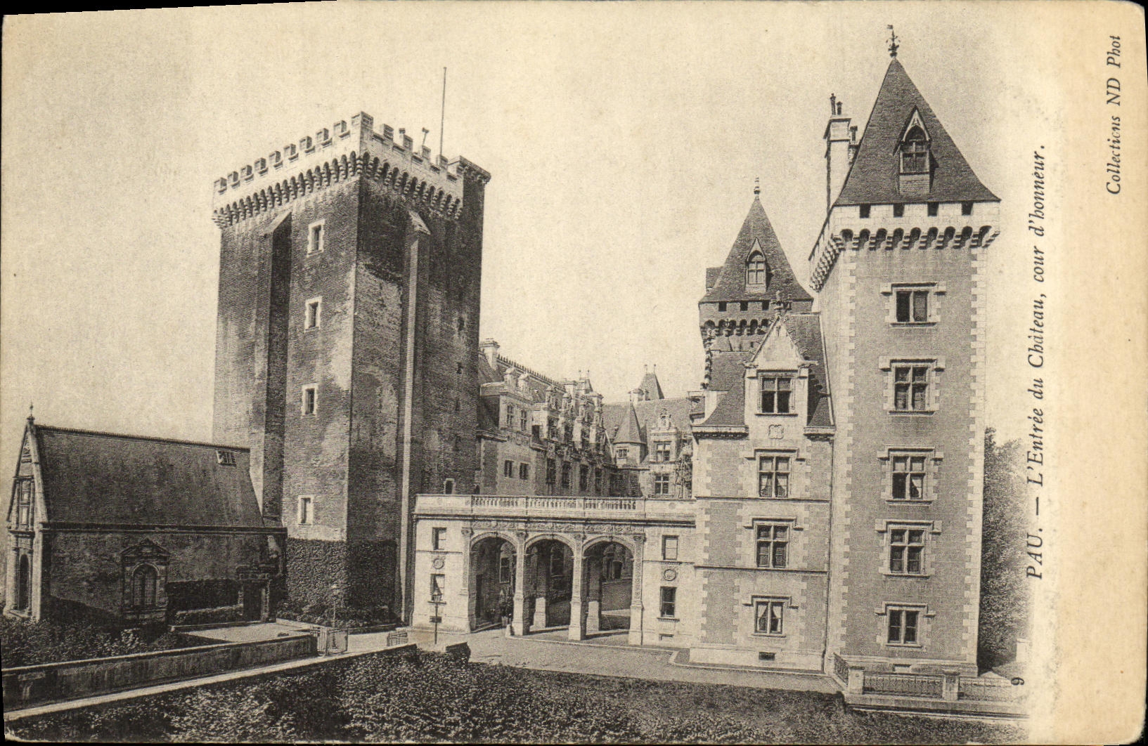 Pau — L'Entrée du Château, cour d'honneur — ND Phot.