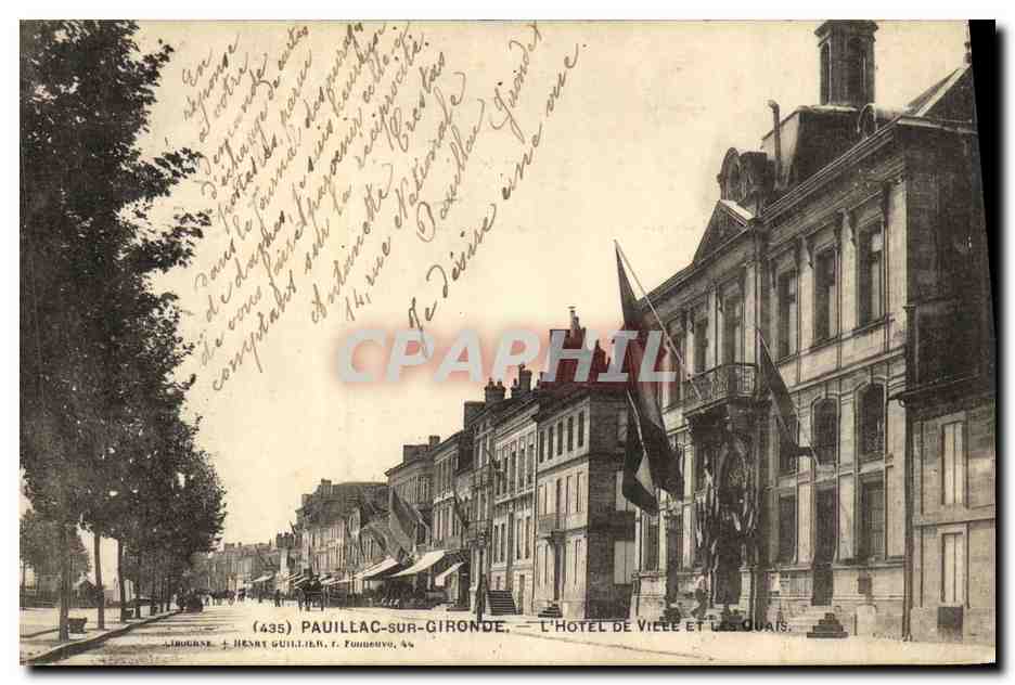 CPA Pauillac sur Gironde L Hotel De Ville et les quais