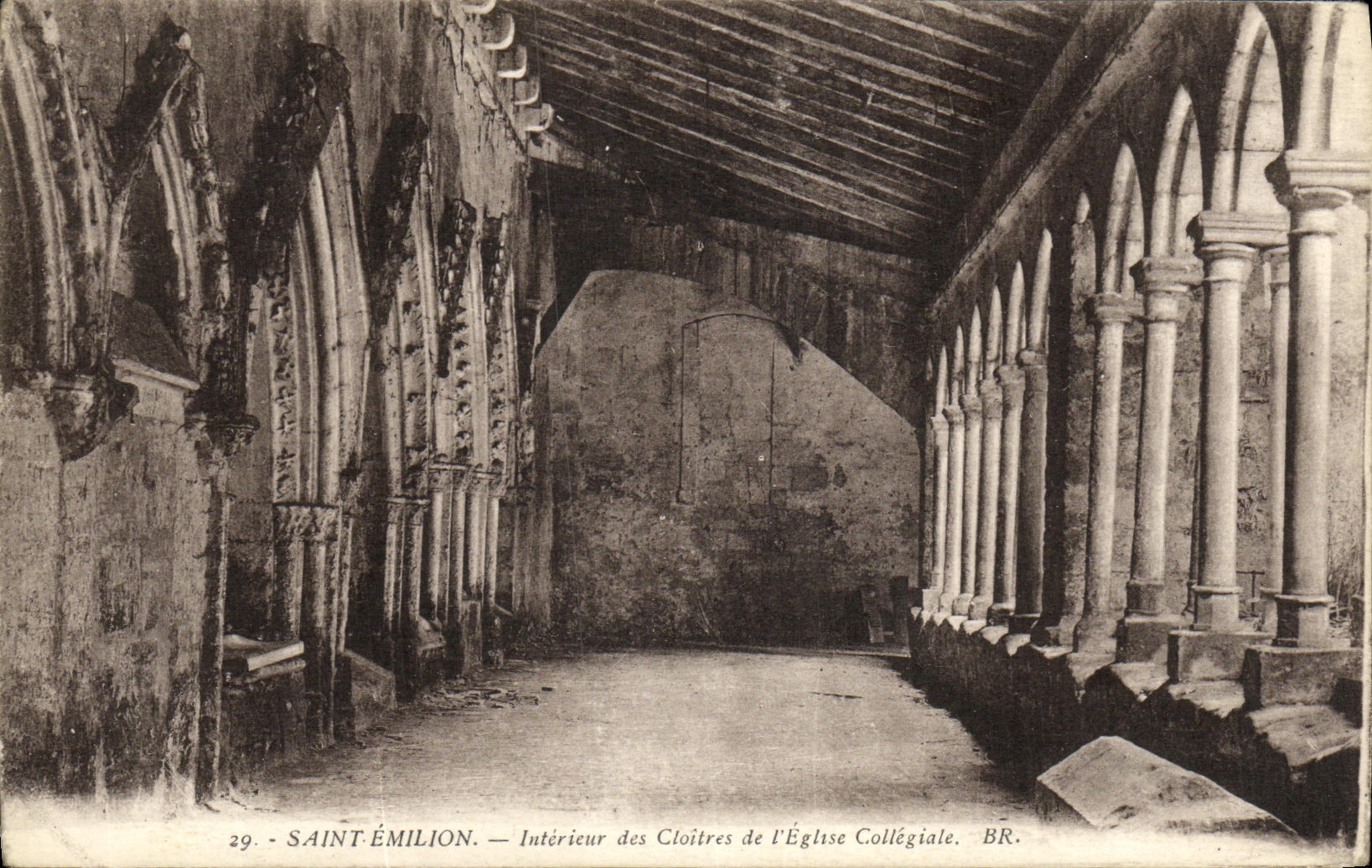 Saint-Émilion — Intérieur des Cloîtres de l'Église Collégiale — BR.