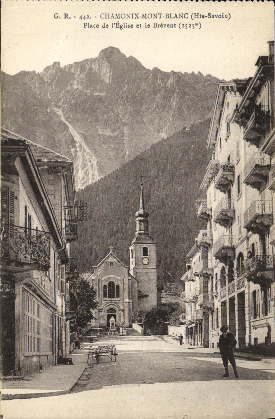 CPA Chamonix Mont Blanc Place de L Eglise et le Brevent