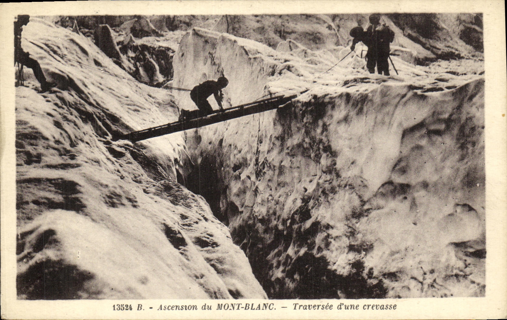 CPA Asension du Mont Blanc Traversee d une crevasse Alpinisme