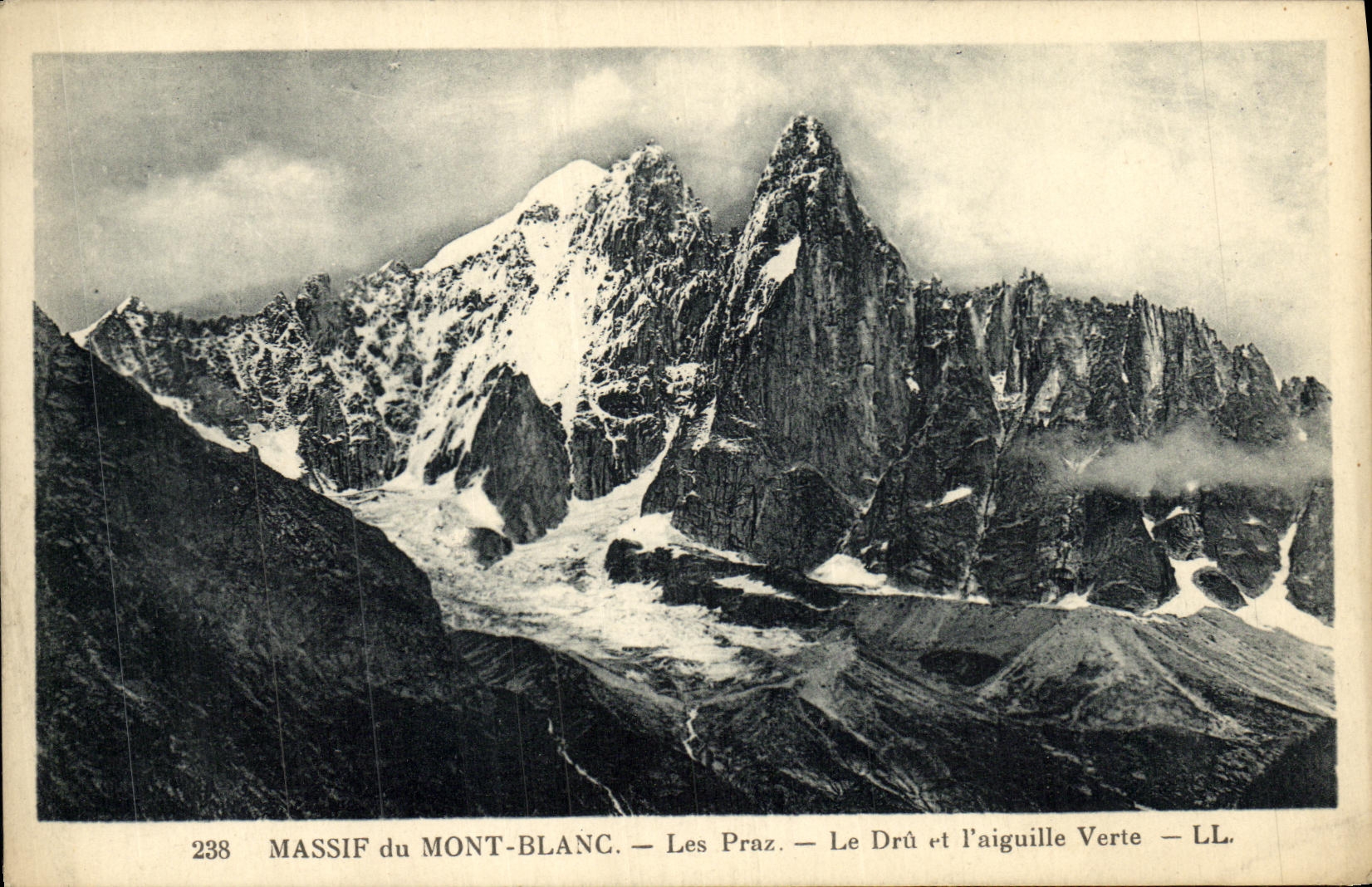 CPA Massif du Mont Blanc Les Praz Le Dru et l aiguille Verte