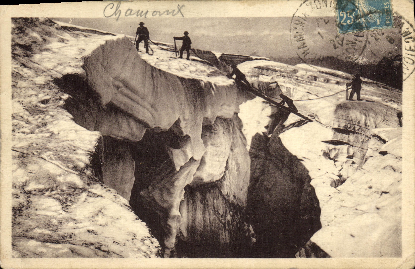 CPA Chamonix Traversee d une crevasse au Mont Blanc