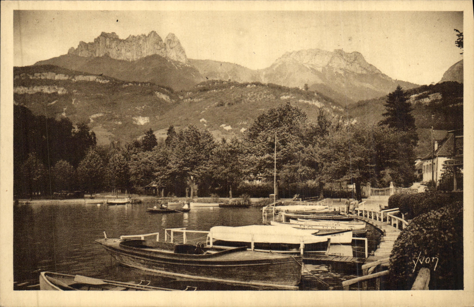 Anney et son Lac (Haute-Savoie) — Dominant le Port de Talloires, les Dents de Lanfon (1813 m.) et les Roches Murraz (1786 m.) — Les Éditions d'Art Martel, Paris