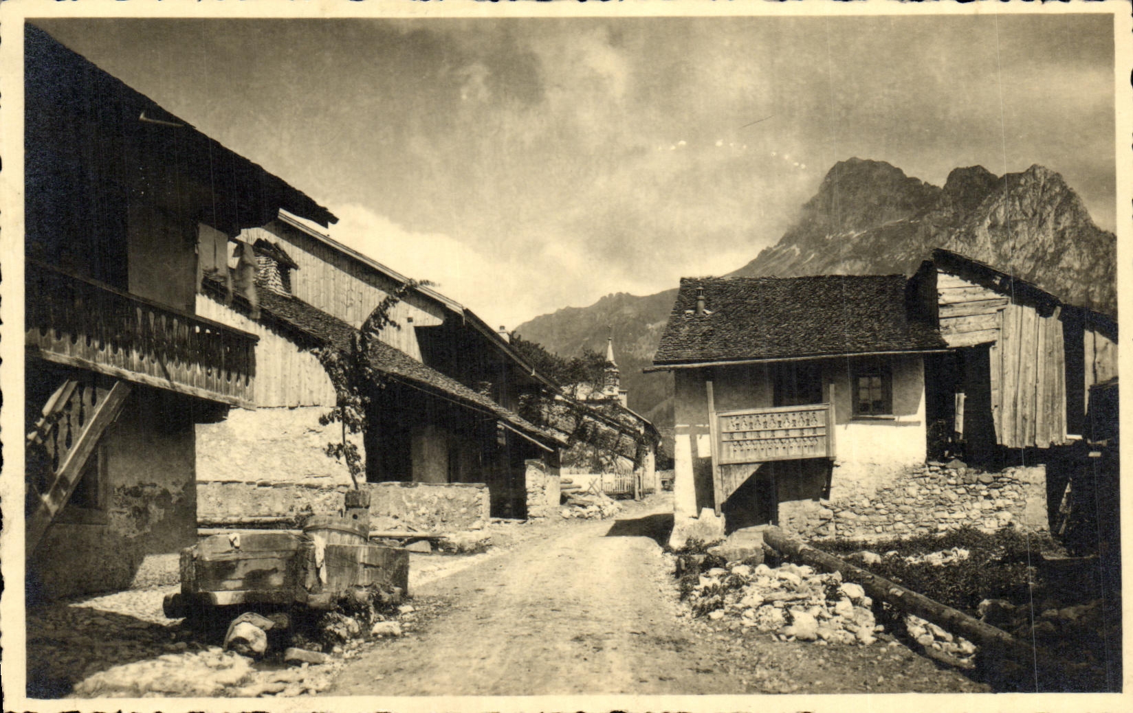 Village alpin — vue de ruelles et maisons traditionnelles — Collection 'Eclecta' République Française