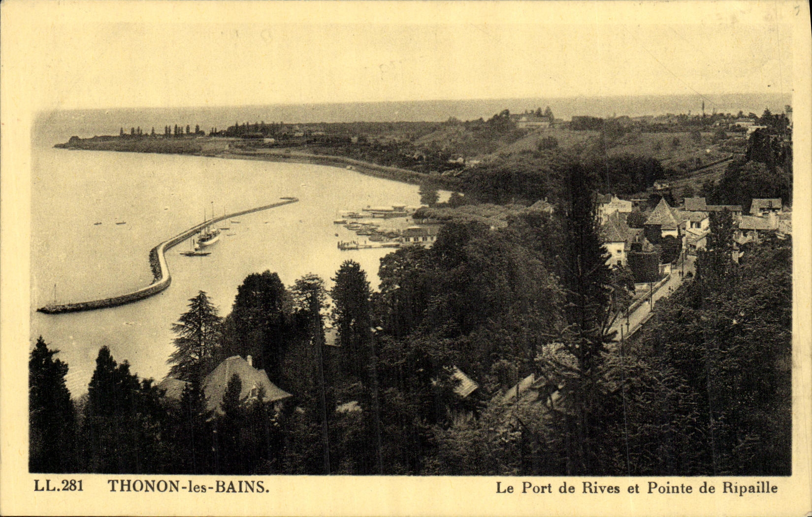 CPA Thonon Les Bains Le port de Rives et pointe de Ripaille