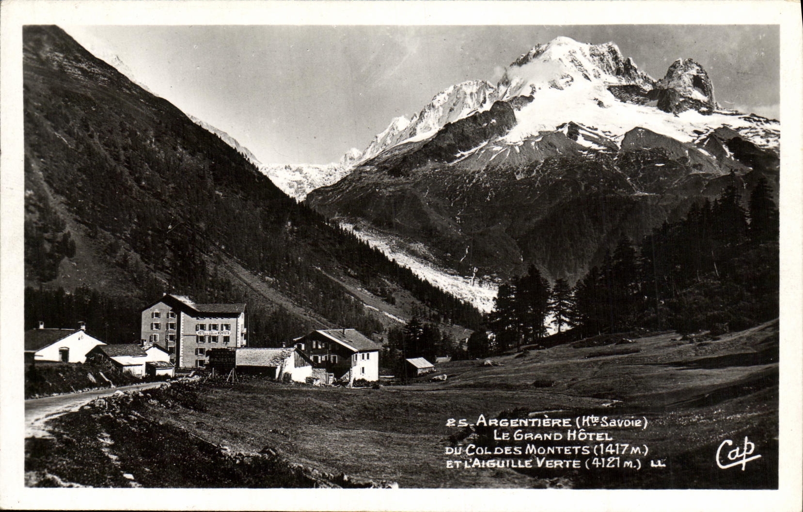 Argentière (Haute-Savoie) — Le Grand Hôtel du Col des Montets (1417 m) et l'Aiguille Verte (4121 m) — éditeur Cap