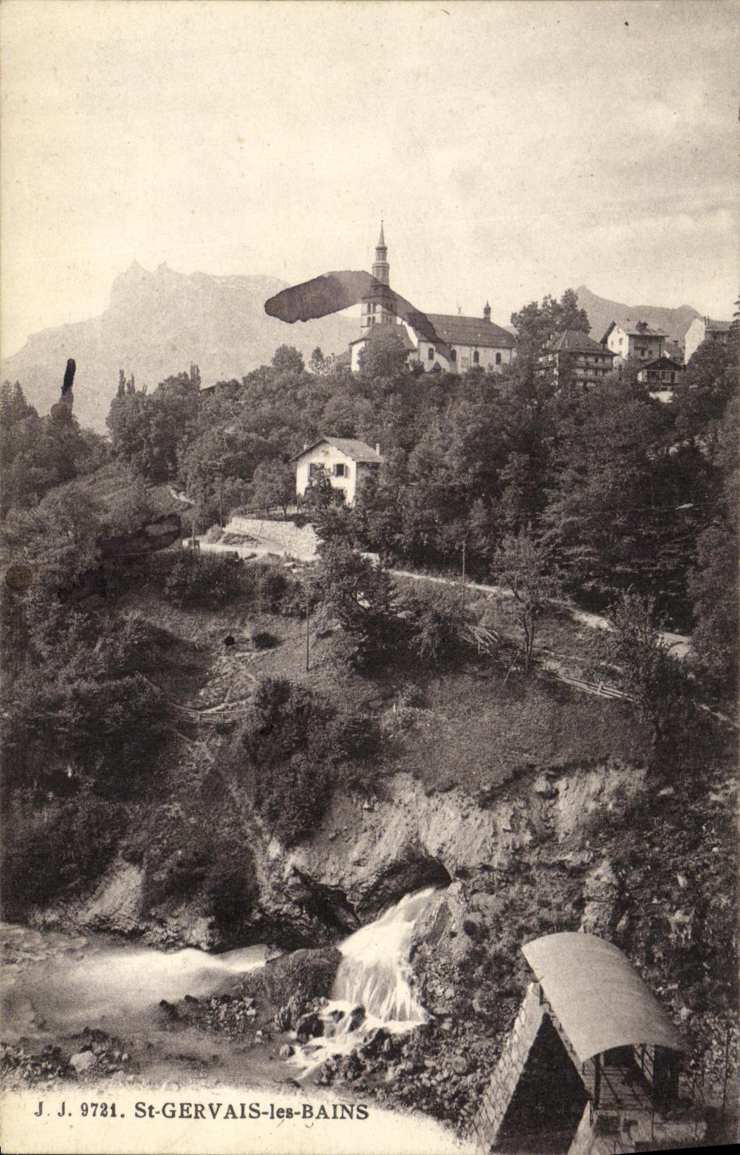 St-Gervais-les-Bains — Ansicht des Dorfes mit Wasserfall und Kirche — J.J. 9721