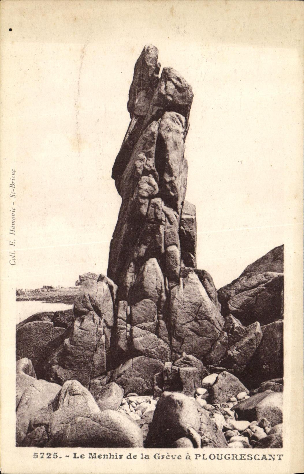Le Menhir de la Grève à Plougrescant — Éditeur E. Hamonie, n° 5725
