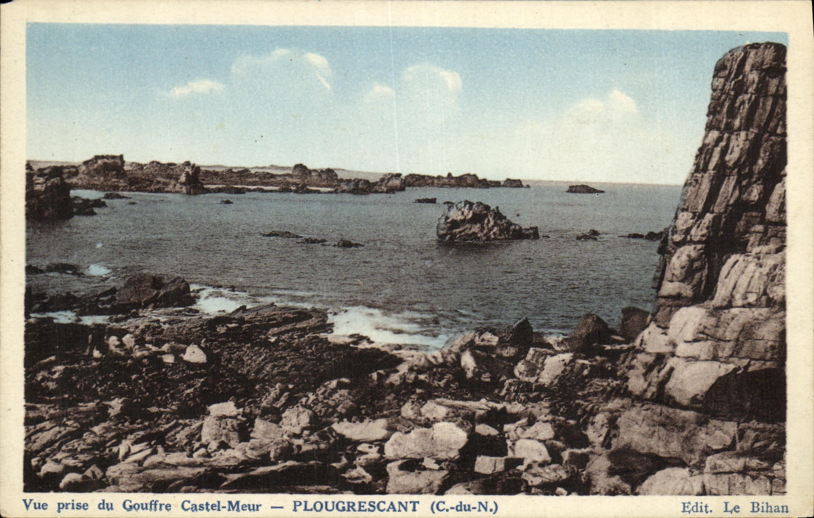 Vue prise du Gouffre Castel-Meur — PLOUGRECANT (C.-du-N.) — Edit. Le Bihan