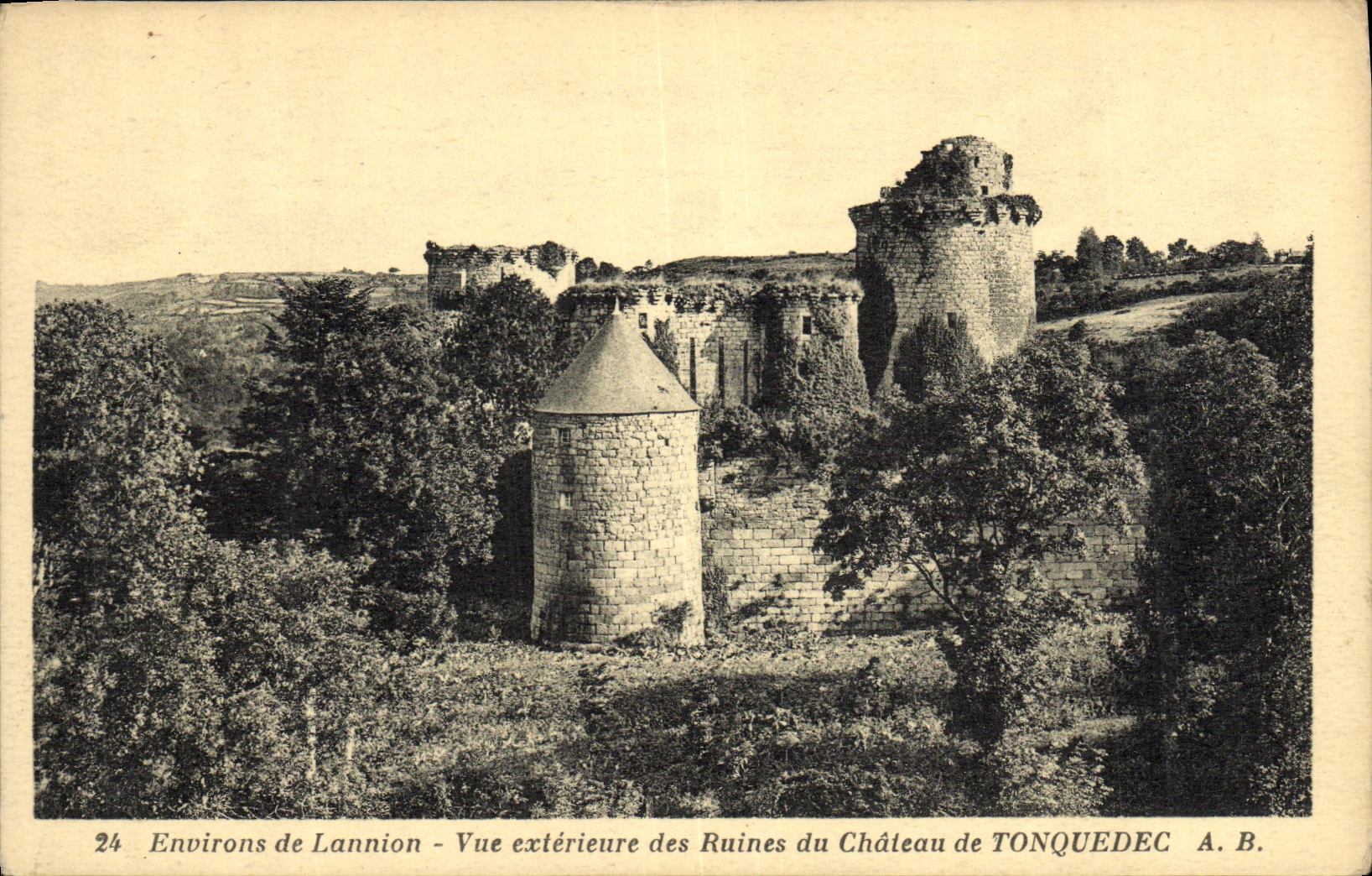 Environs de Lannion — Vue extérieure des Ruines du Château de Tonquedec — A.B. n°24