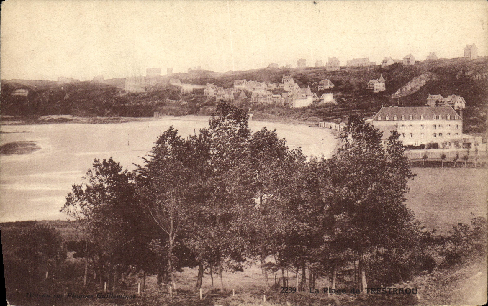 La Plage de FRESTROU — vue panoramique — Édition P. Guillemont, n° 2239