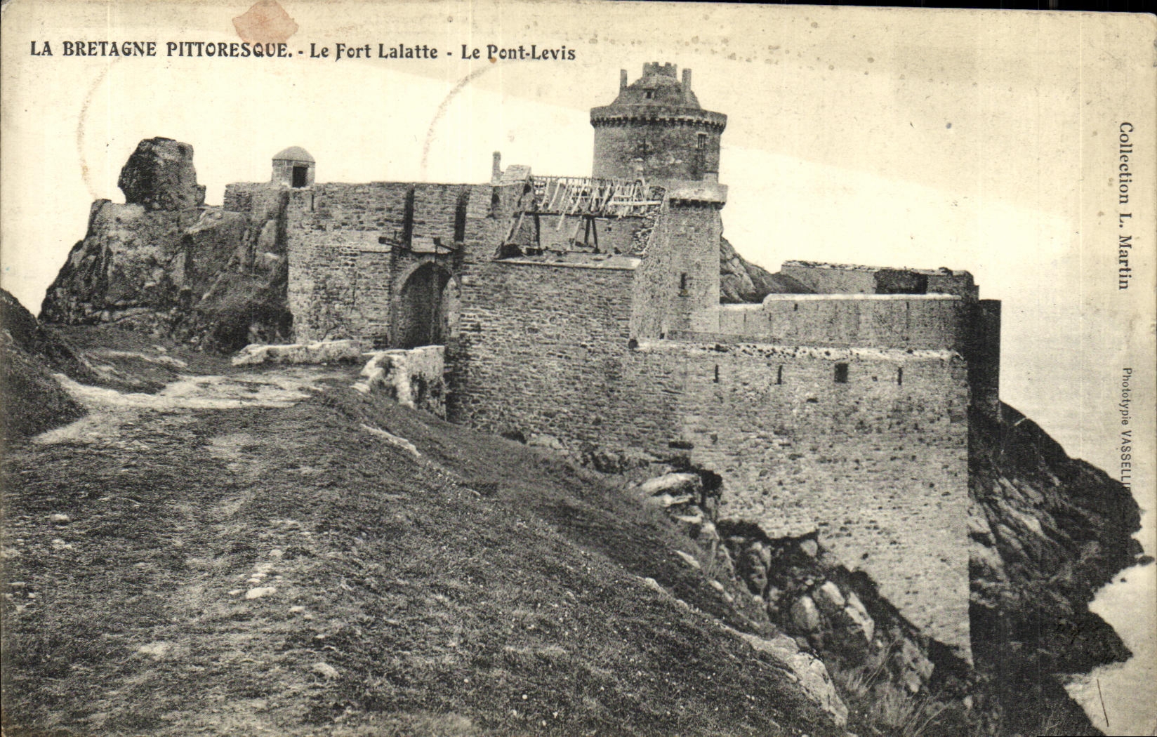 Le Fort Lalatte - Le Pont-Levis — La Bretagne Pittoresque — Phototype Vasseulle, Collection L. Martin