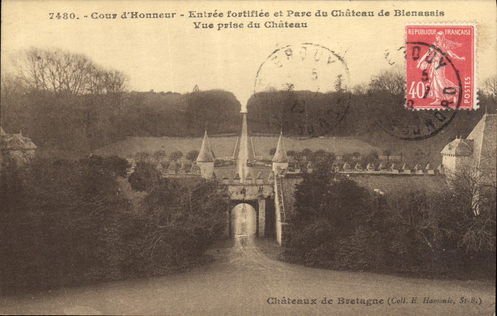 CPA Cour d Honneur Entree fortifiee et Pare du Chateau de Blenassis Vue prise du Chateau