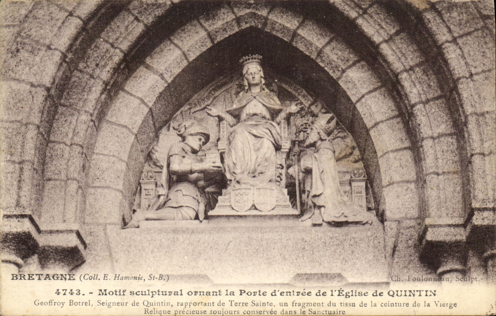 Quintin — Motif sculptural ornant la porte d'entrée de l'église — Ch. Foulonneau, sculpteur