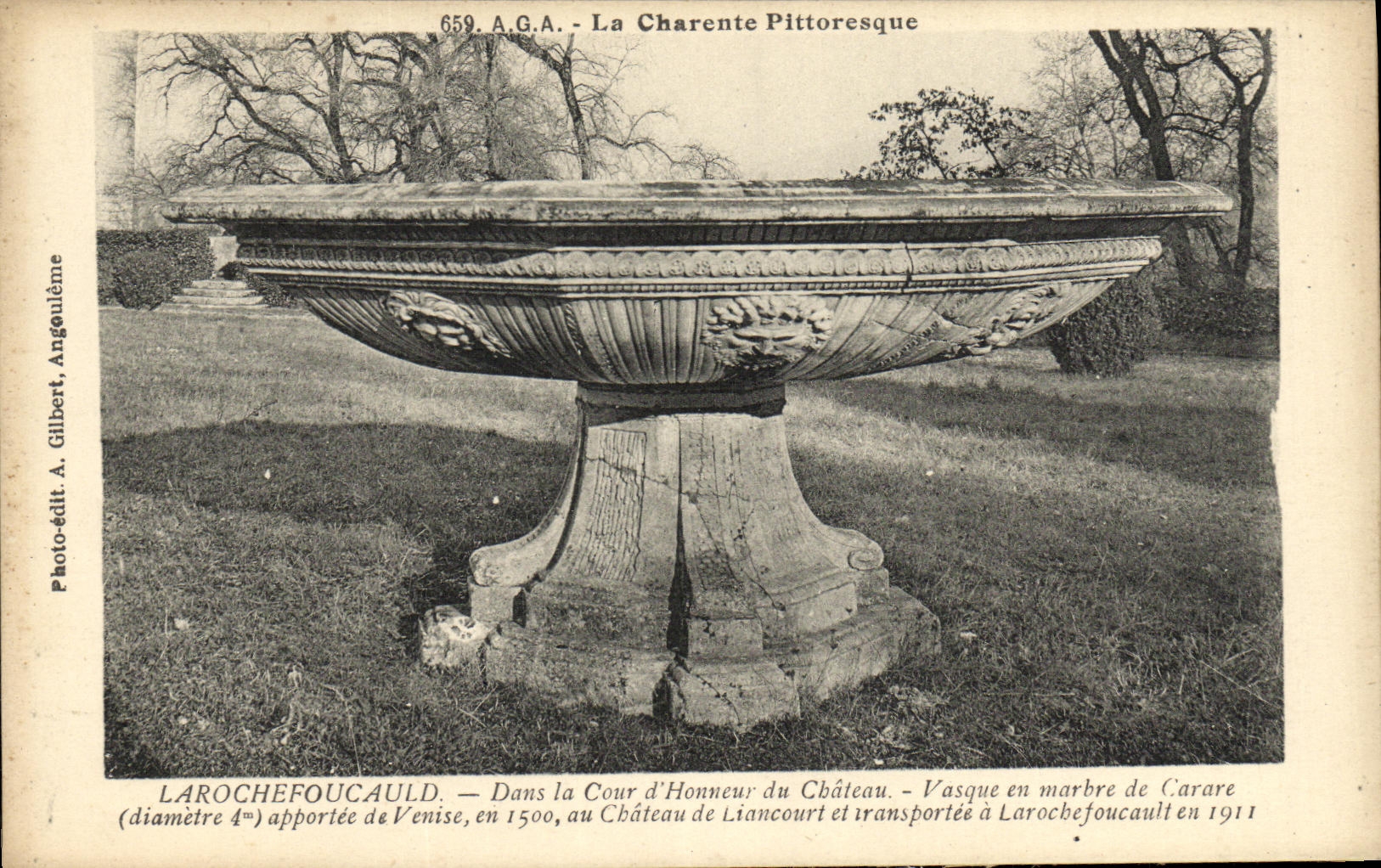 Larocheffoucault — Vasque en marbre de Carare au Château — A.G.A. La Charente Pittoresque